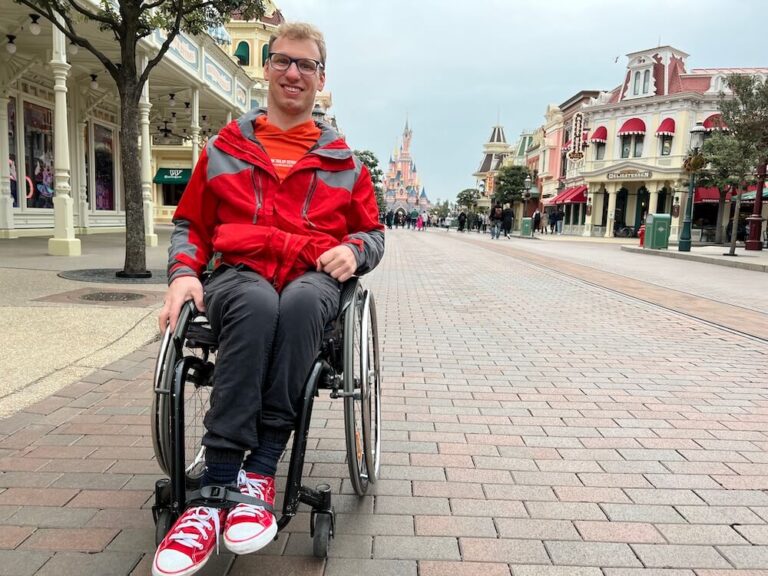 Tim Eigenbrodt mit Rollstuhl im Disneyland