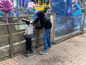 Junge schießt mit Wasser Movie Park germany