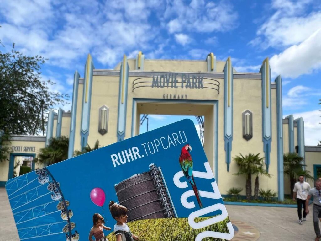 RUHR TOPCARD vor dem Movie Park Germany
