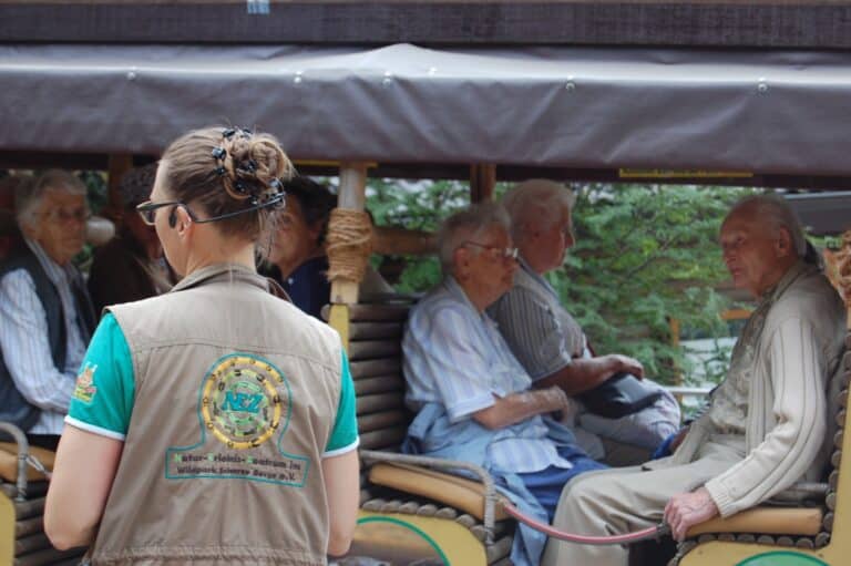 Das NEZ bietet Touren mit der Wildpark-Bahn für jede Altersklasse an[
