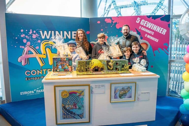Die Gewinner des „Art-Contests" mit ihren ausgestellten Exponaten im „blue fire Dome"