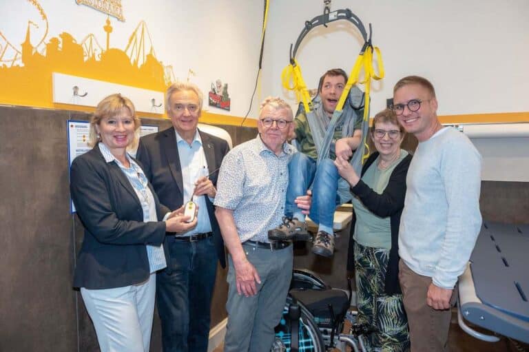 Mauritia und Jürgen Mack, Heinz und Paul Kuhn zusammen mit Jutta Pagel-Steidl sowie Dr. Kai-Achim Klare bei der Demonstration des Personenlifters.