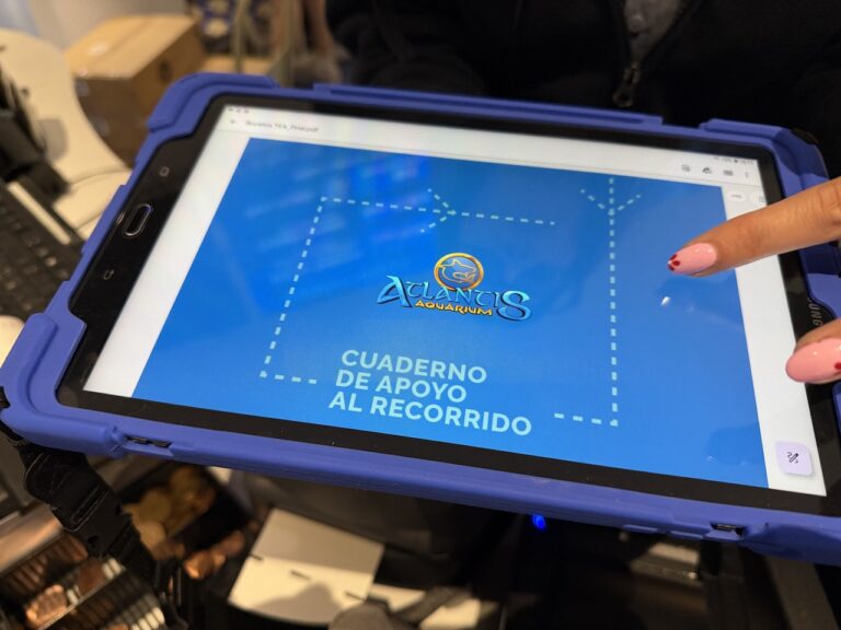 Tablet mit "Cuaderno de Apoyo" dem Leitfaden für menschen mit unsichtbaren Behinderungen