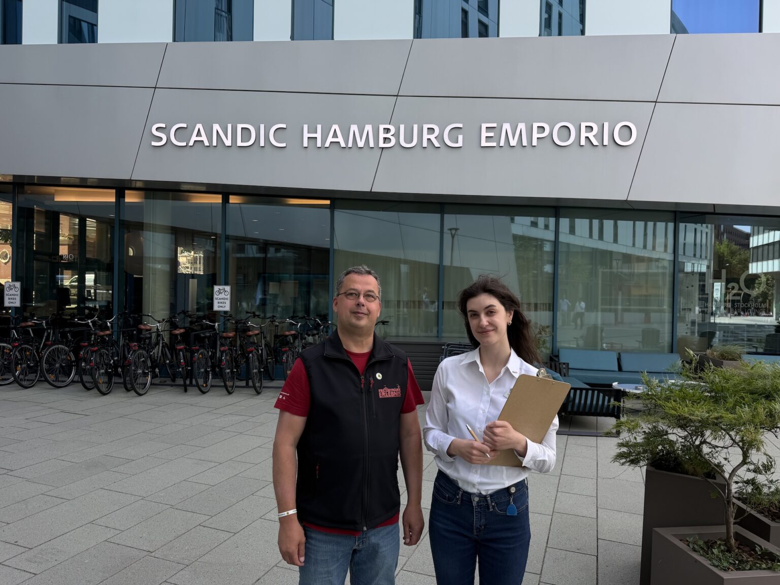 Michael Töller und Mira Kelley stehen vor dem Eingang