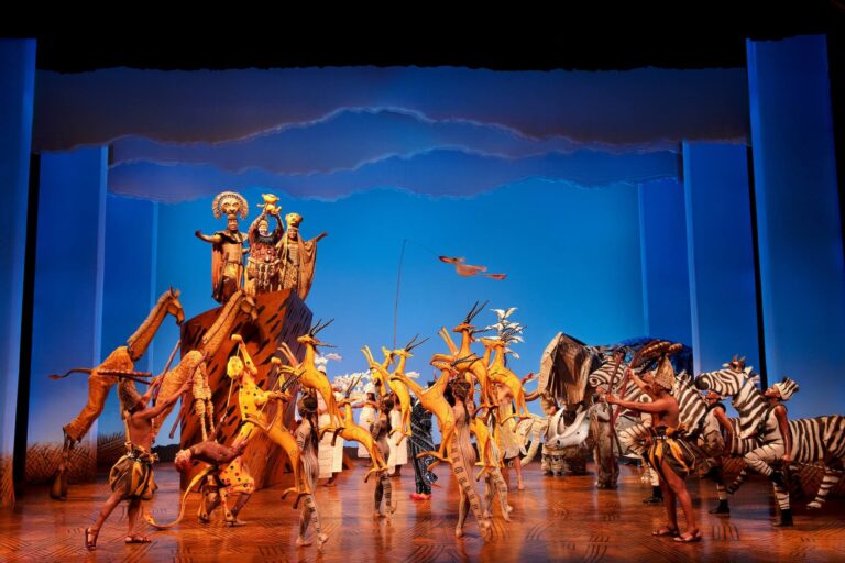 Ein Bühnenbild mit vielen Tieren aus dem Musical König der Löwen