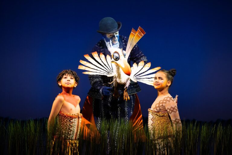 Zazu, der junge Simba und die junge Nala auf der Bühne im hohen Gras