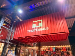 Erfahrungsbericht: Barrierefreies Theatererlebnis im Theaterhaus Stuttgart inkl. „eure Mütter“ 2026