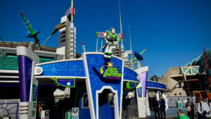 Test der Attraktion Buzz Lightyear Laser Blast im Disneyland Paris mit Rollstuhl