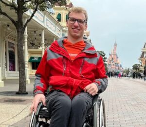 Mit Rollstuhl im Disneyland – Tim und Michael testen es aus